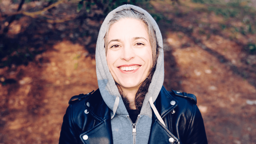 Frau im Kapuzenpulli: Dranbleiben bei der Geldanlage