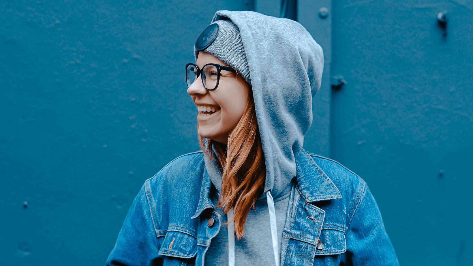 Junge Frau: investieren mit kleinem Budget