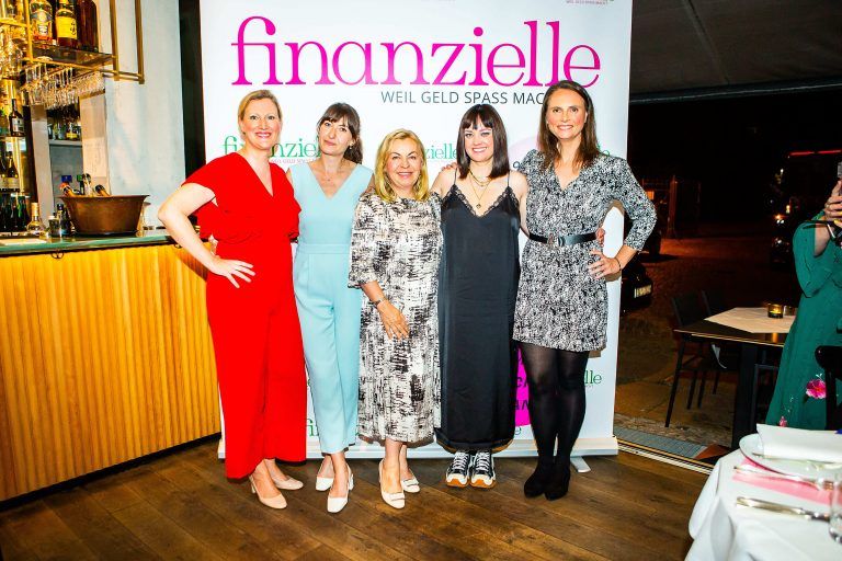 Auf dem Bild sind Vreni Frost, Daniela Meyer, Astrid Zehbe, Dr.Julia Löffler und Andrea Galle auf dem HPV-Panel vom finanzielle Magazin