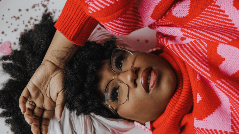 Frau grübelt: Freistellungsbetrag übersicht