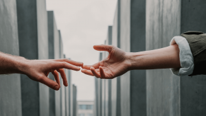 Hände lassen sich los: Bei einer Trennung die Finanzen klären