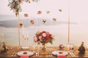 Hochzeitstisch mit Ausblick aufs Meer und eine Insel