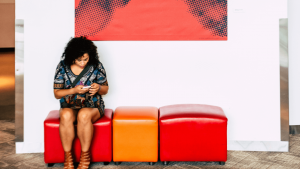 Frau guckt aufs Smartphone: Wie oft sollte man ins Depot schauen?