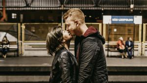 Paar küsst sich: Gemeinschaftsdepot in der Partnerschaft