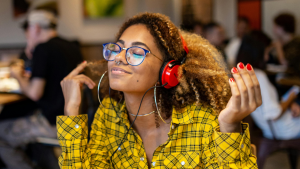 Frau mit Kopfhörer: Frauen Finanzen Podcast