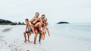 Am Strand: Reisen und Geld verdienen - Reiseblogger als Beruf