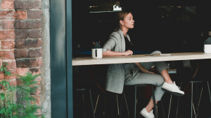 Benefits für Mitarbeiter: Frau sitzt im Café