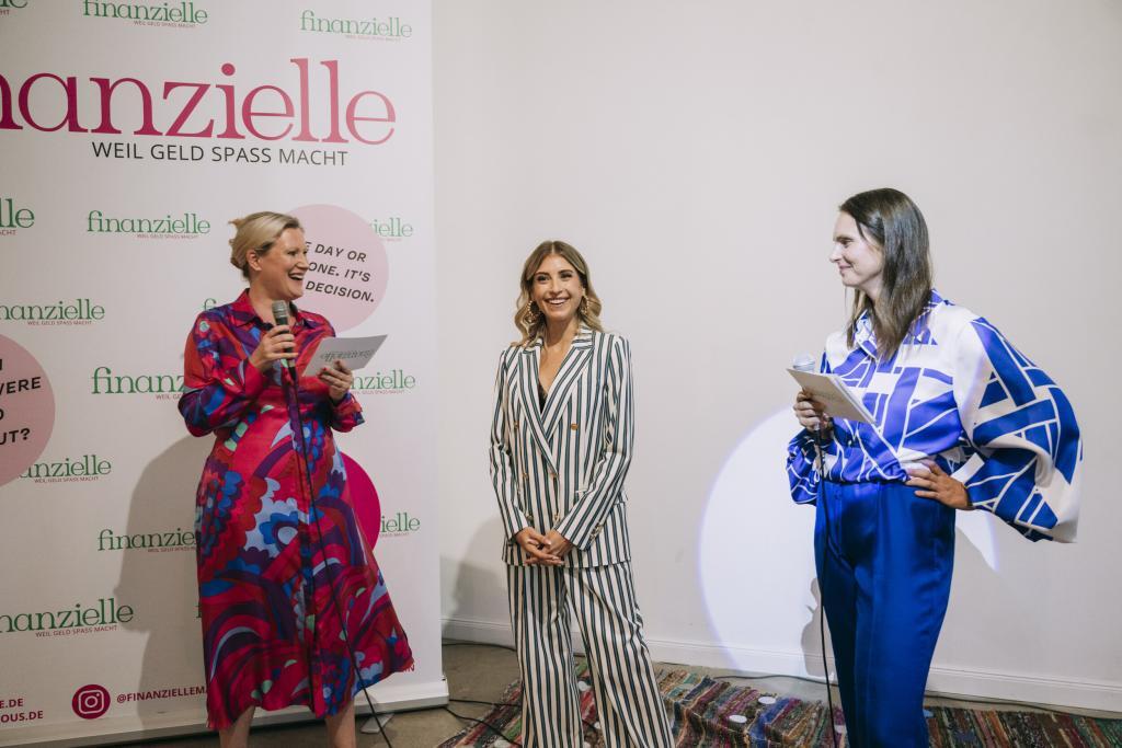 Coverfrau Cathy Hummels im Talk mit den finanzielle-Chefredakteurinnen Daniela und Astrid (rechts)