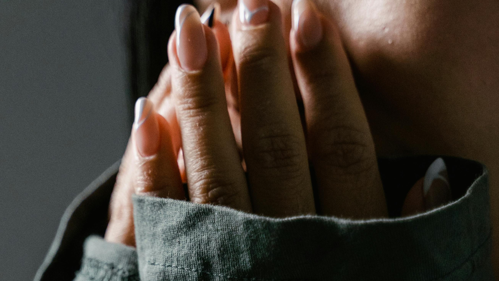 Frauenhände: Hilfe bei häuslicher Gewalt mit myProtectify