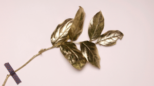 Goldenes Blatt als Sinnbild für das Thema Investieren in Gold