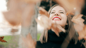 Junge Frau im Herbst mit rotem Lippenstift: Herbst-Auszeiten