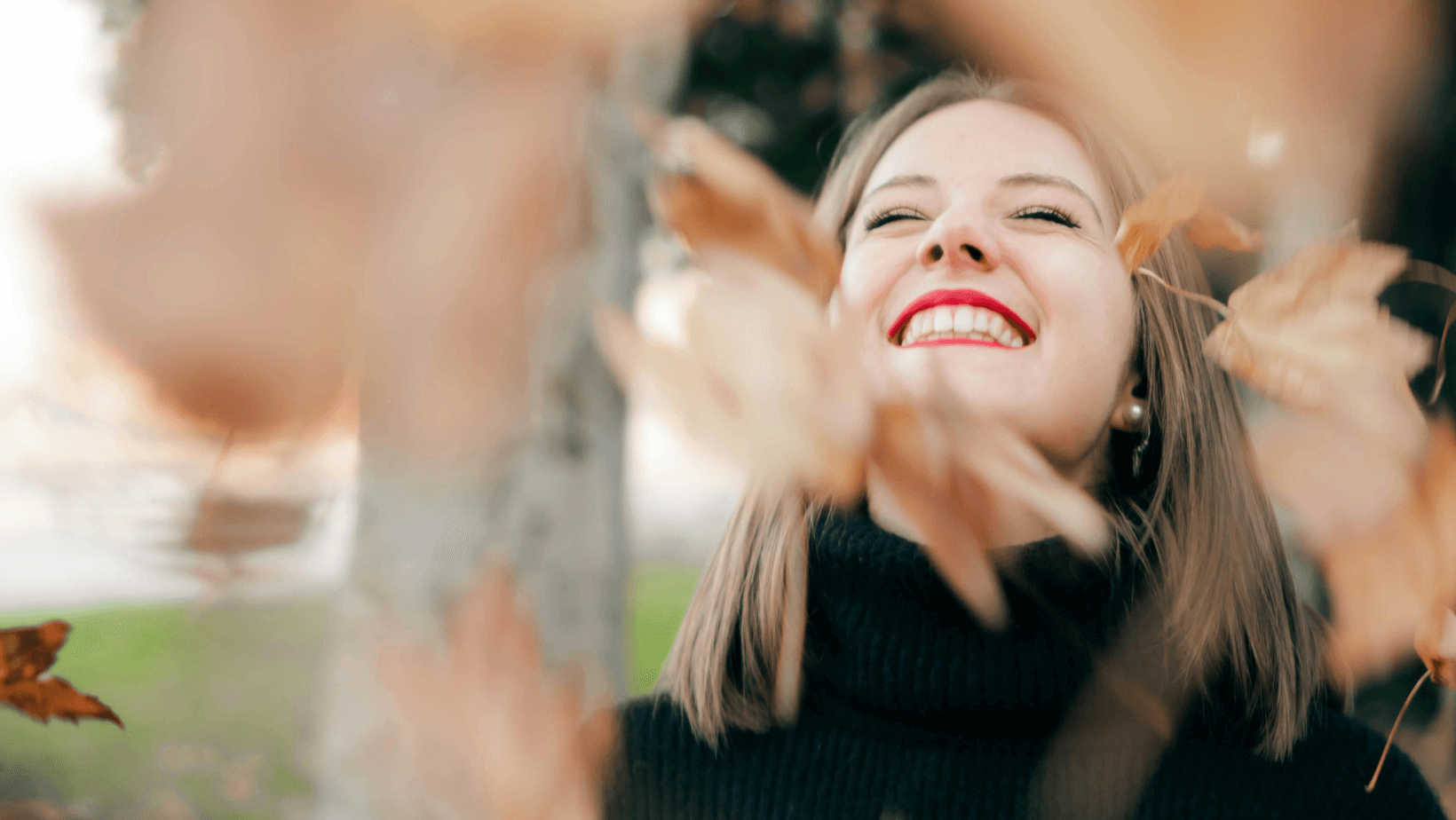 Junge Frau im Herbst mit rotem Lippenstift: Herbst-Auszeiten