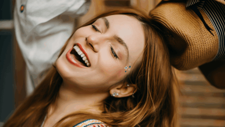 Ausgelassene junge Frau: Wie du dein Urlaubsgefühl auch im Alltag erhalten kannst