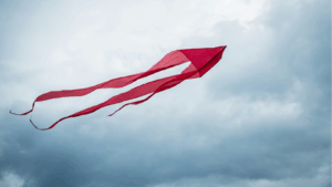 Ein roter Drache steigt am Himmel auf