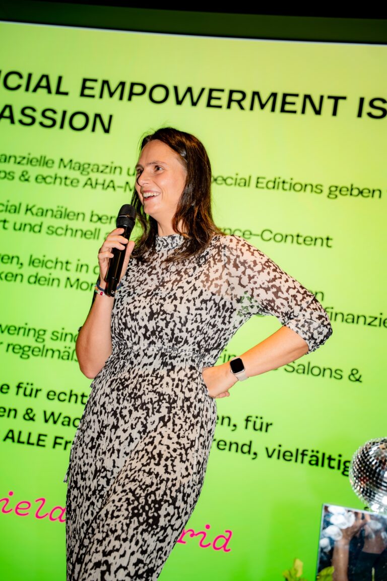 finanzielle-Chefredakteurin Astrid Zehbe bei einem Workshop von Miss Germany