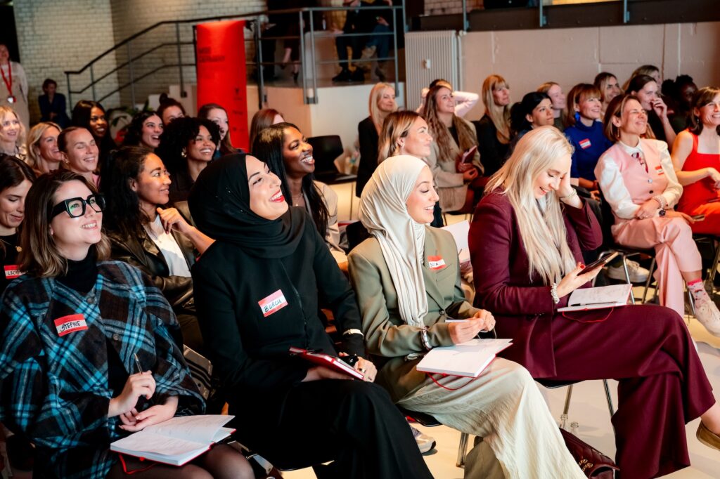 Kandidatinnen sitzend im Publikum des Miss Germany Finanz-Workshops