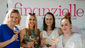 Aimie-Sarah Carstensen (2.von links) beim finanzielle-Launch-Event mit Daniela Meyer, Astrid Zehbe und Jen Gontovos