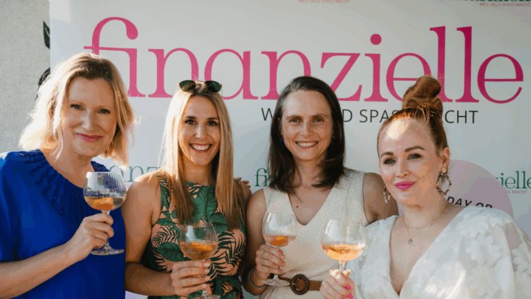 Aimie-Sarah Carstensen (2.von links) beim finanzielle-Launch-Event mit Daniela Meyer, Astrid Zehbe und Jen Gontovos