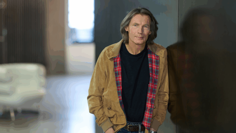 Michael Köckritz lehnt an der Wand