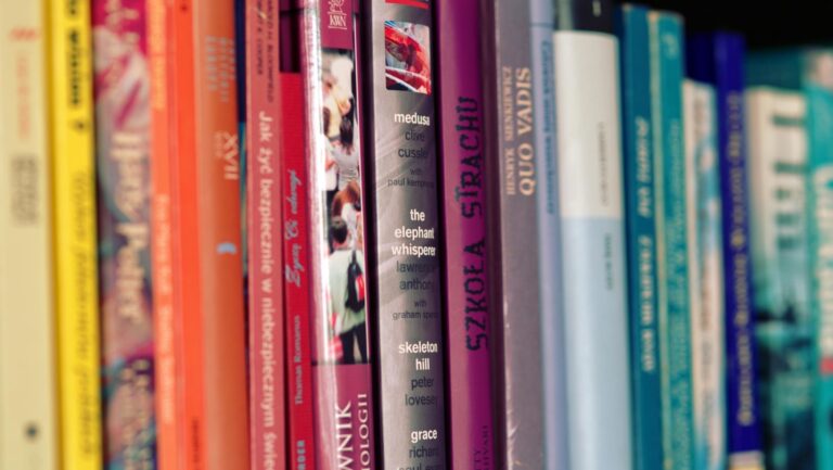 Buchrücken im Regal