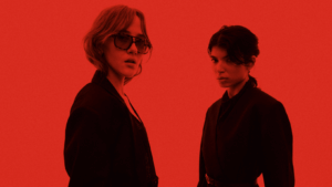 Zwei Frauen in Schwarz-Weiß auf einem roten Hintergrund in der Show "Road to Miss Germany presented by CUPRA"