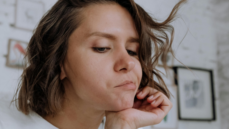 junge Frau schaut etwas skeptisch nach unten