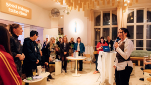 Eine Situation vom OMR 5050 Gründer:innen Pitch in Berlin am 19. März 2026. Man sieht mehrere Personen im Pubilkum und eine Frau, die spricht.