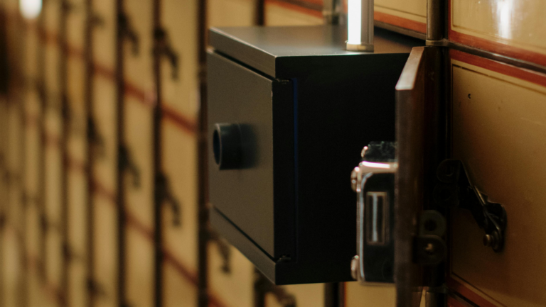 Ein alter Tresorraum mit Schließfächern, von denen eines herausgezogen ist.