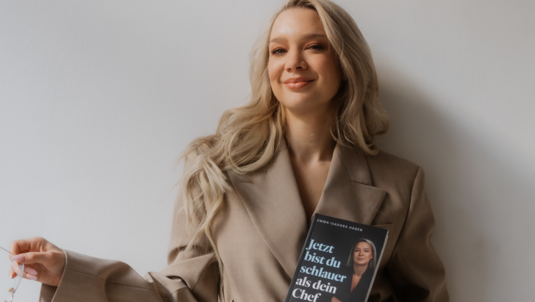 Emma Isadora Hagen zeigt ihr neues Buch "Jetzt bist du schlauer als dein Chef"