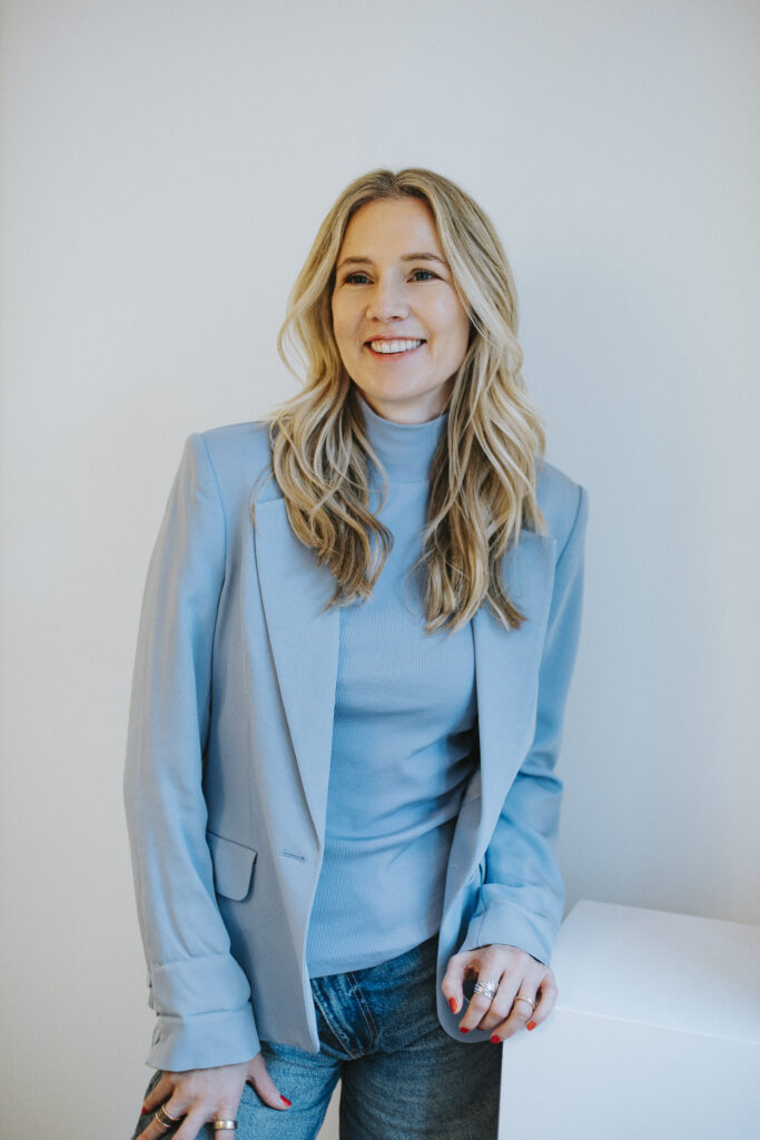 Birgit Amelung in einem hellblauen Rolli mit hellblauem Blazer