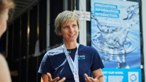 Dr. Katrin Schuhen steht vor einer Karte ihres Start-ups Wasser 3.0