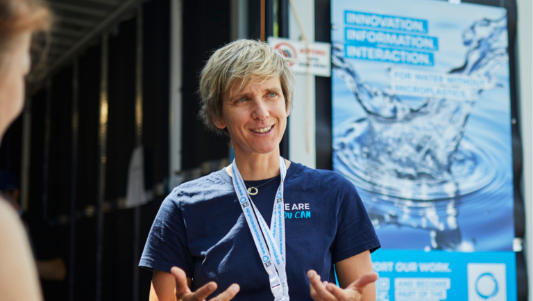 Dr. Katrin Schuhen steht vor einer Karte ihres Start-ups Wasser 3.0