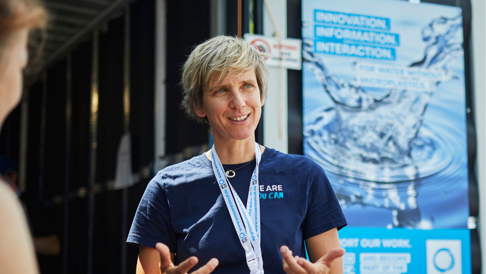 Dr. Katrin Schuhen steht vor einer Karte ihres Start-ups Wasser 3.0