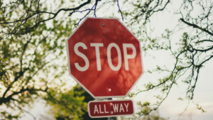 Ein Stop-Schild zwischen Ästen, darunter steht "All Way"