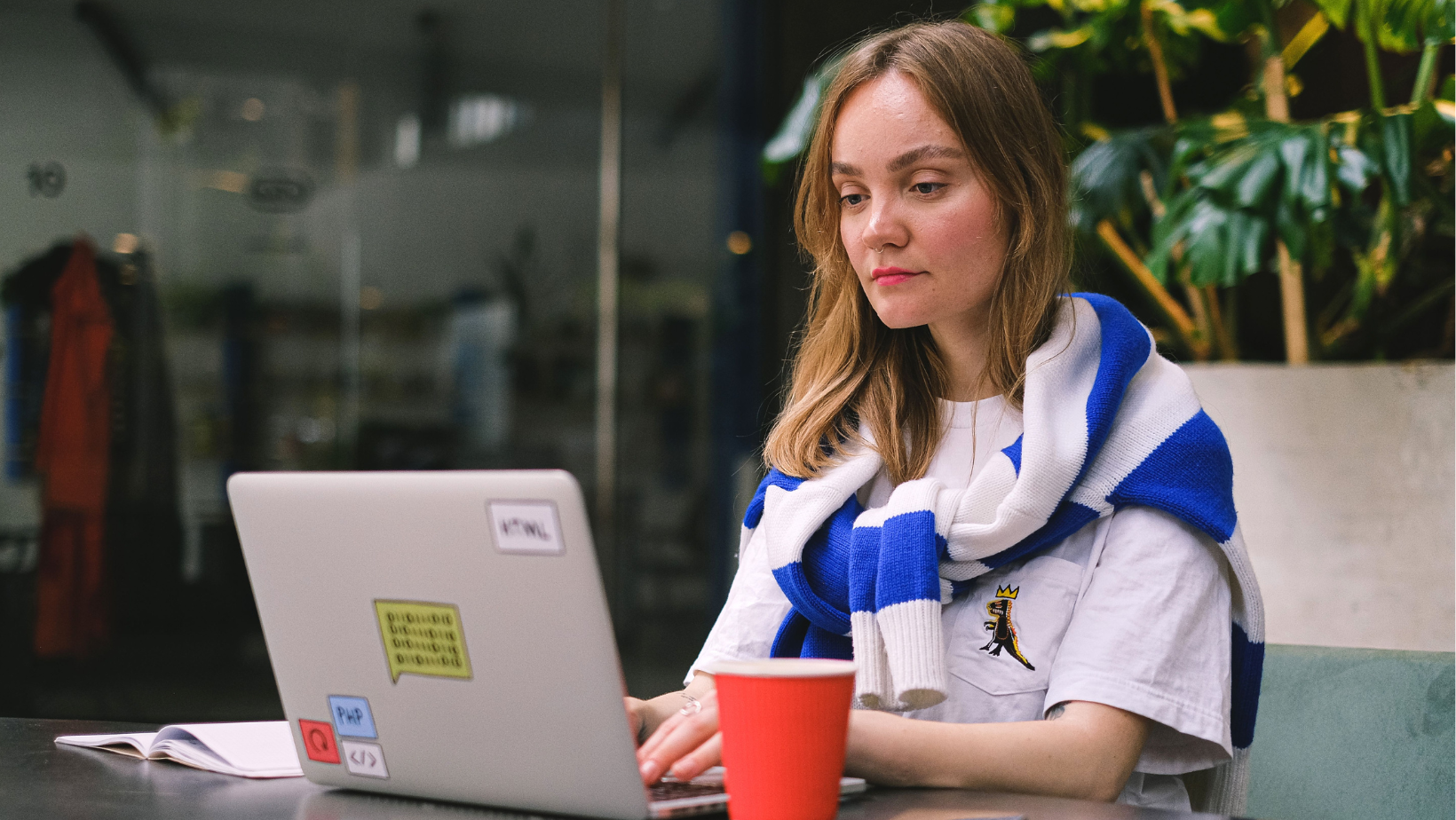 Eine junge Frau sitzt am Laptop: Symbolbild für den KI Gender Gap