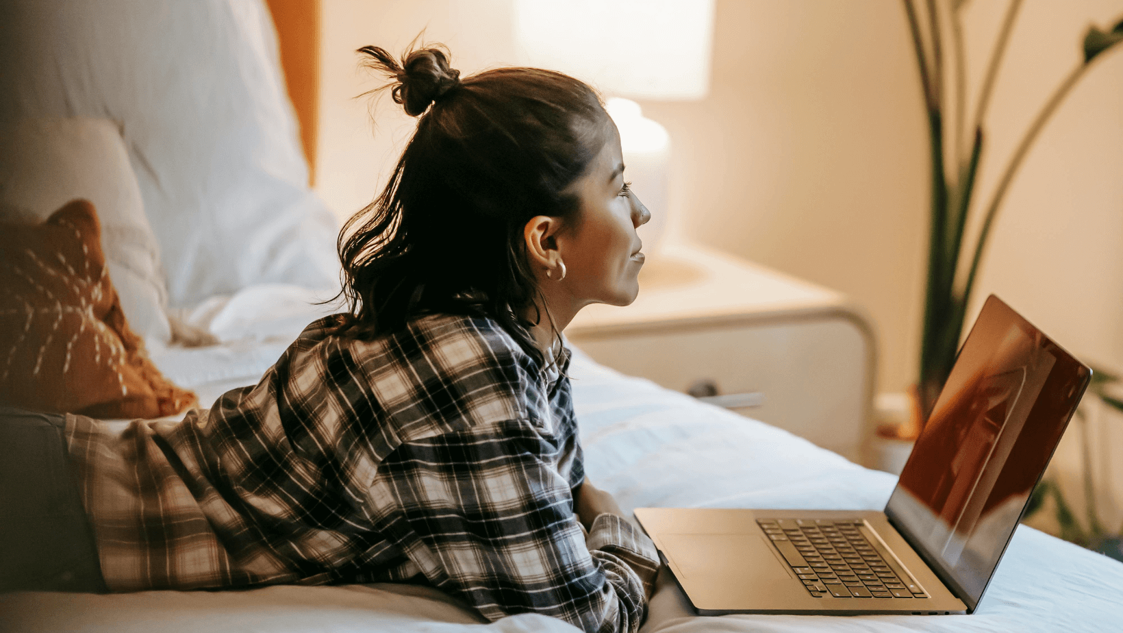 Frau mit Laptop auf dem Bett: Geld bei Paypal zurückfordern