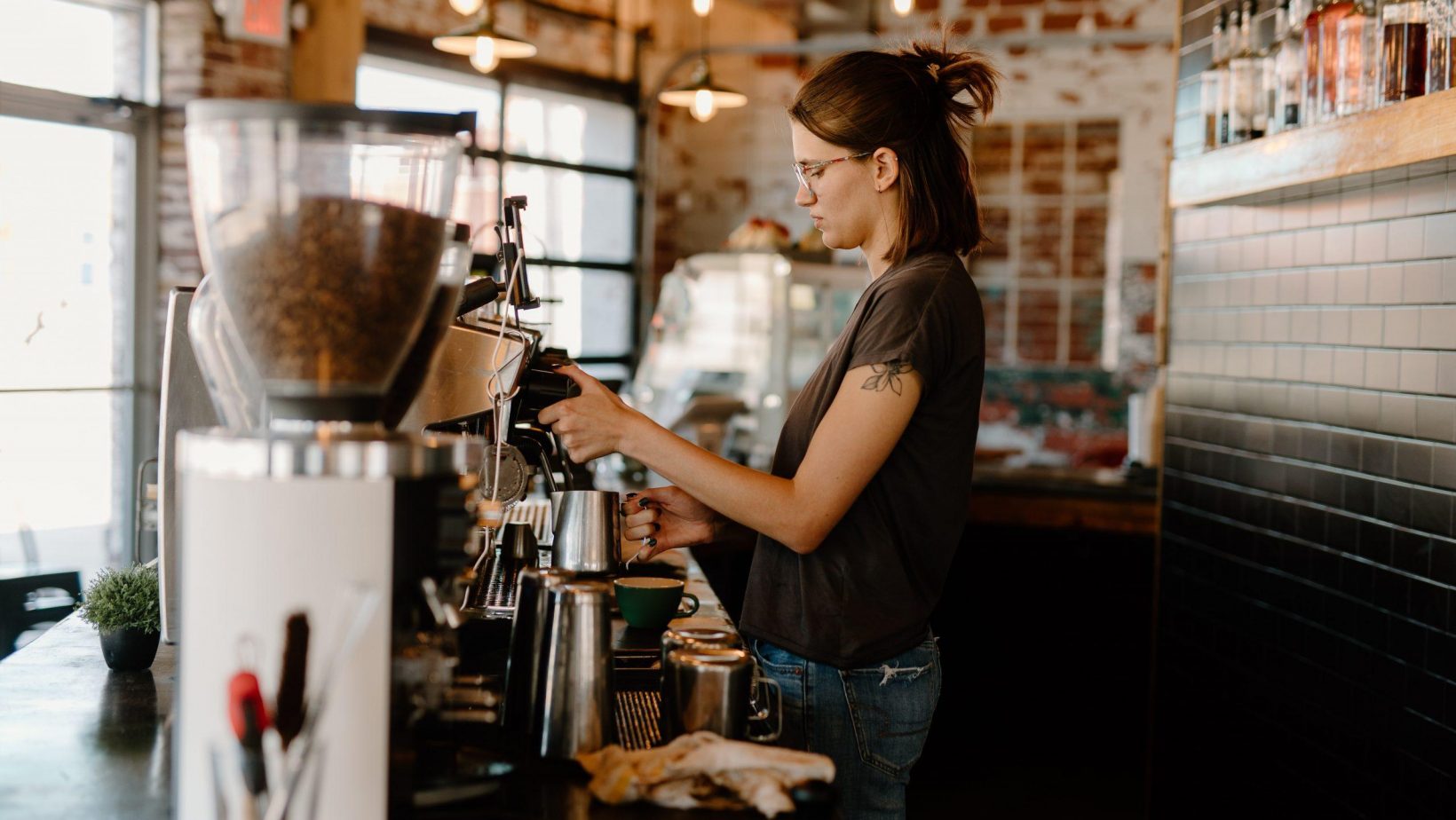 Junge Frau arbeitet im Café